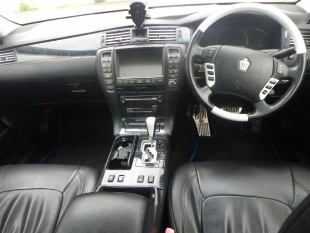 A picture of 2005 TOYOTA CROWN grs180