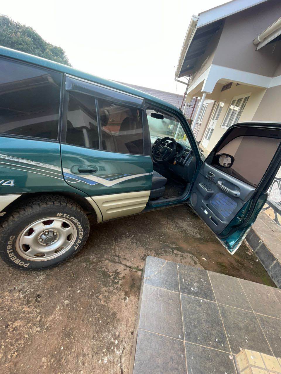 A picture of RAV 4