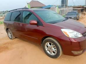A picture of 2005 model Toyota sienna XLE Tokumbo standard Baked on first