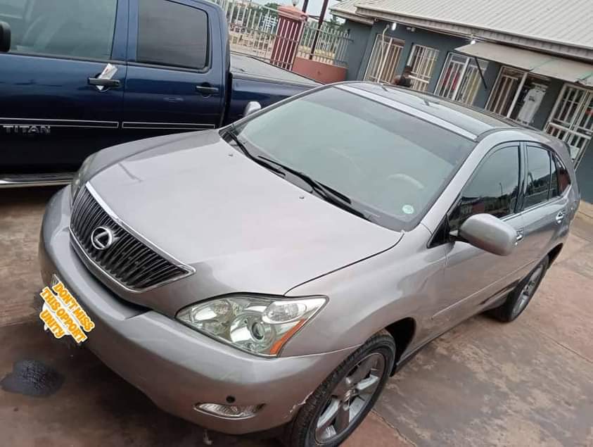 A picture of Lexus Rx 330 for sale super clean for grab come