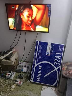 A picture of Tv High Q inches 32 mpya full box call 0787063711