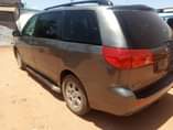A picture of Toyota sienna 05