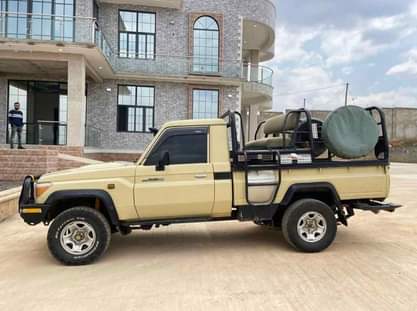 A picture of SELLING LANDCRUISER PICK UP