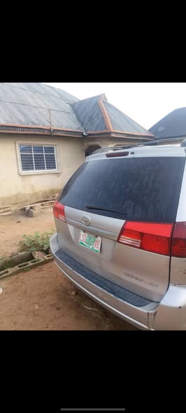 A picture of Toyota sienna 05
