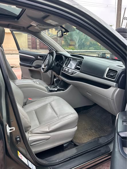 A picture of Toyota Highlander 2014