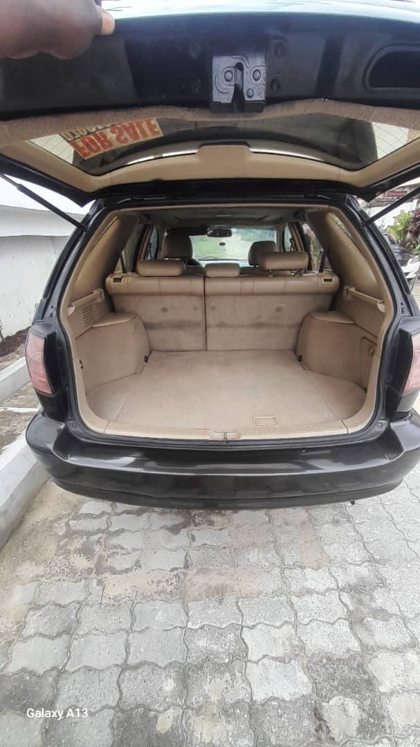 A picture of Neatly used Lexus RX300 in a pristine condition