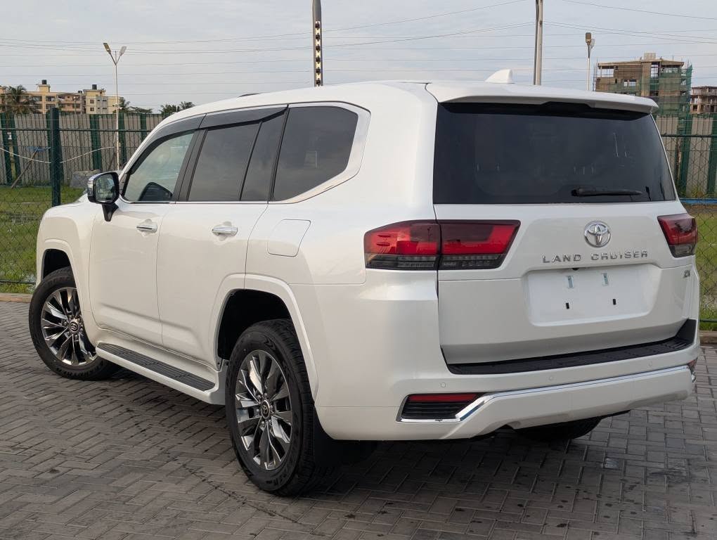 A picture of TOYOTA LAND CRUISER ZX