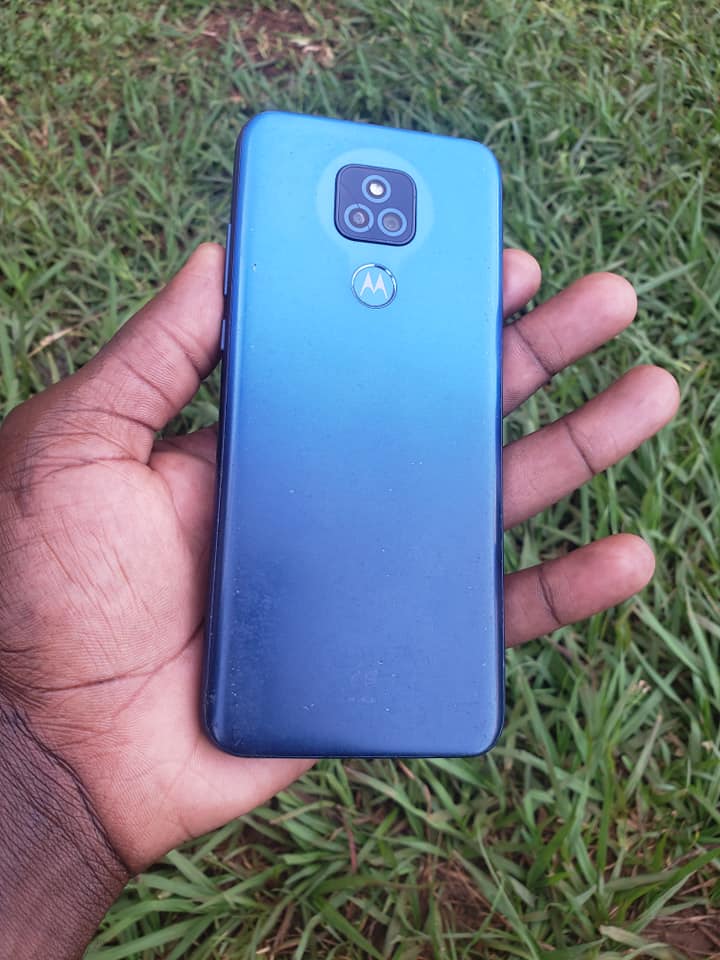 A picture of Motorola g play 2021 slightly cracked 32gb 3gbram strong battery