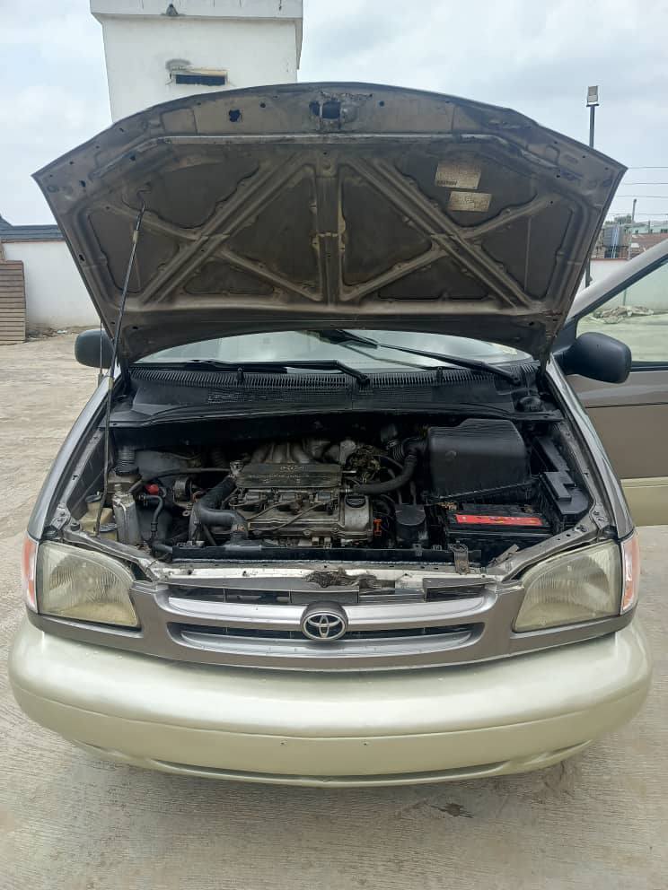A picture of Neatly Used toyota sienna 02 model for sale at ojudu