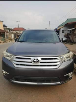 A picture of Toyota Highlander 2012 forsale keyless