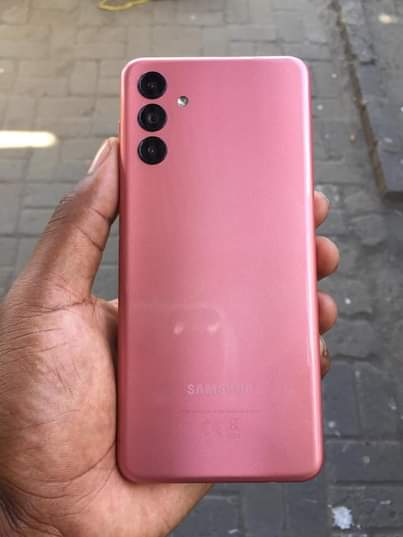 A picture of Samsung a04s 64gb ram 4 camera kali sana Tsh 160