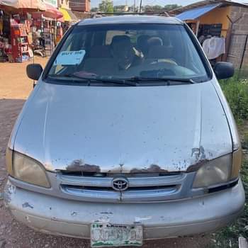 A picture of Toyota Sienna 02