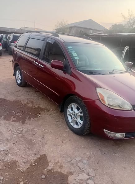 A picture of Fairly used Toyota sienna 2005 for sale