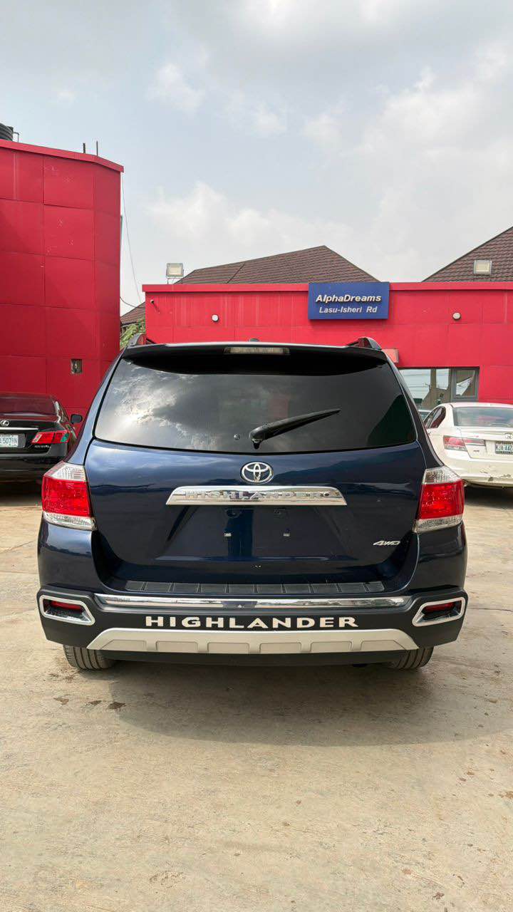 A picture of REGISTERED 2012 LIMITED TOYOTA HIGHLANDER