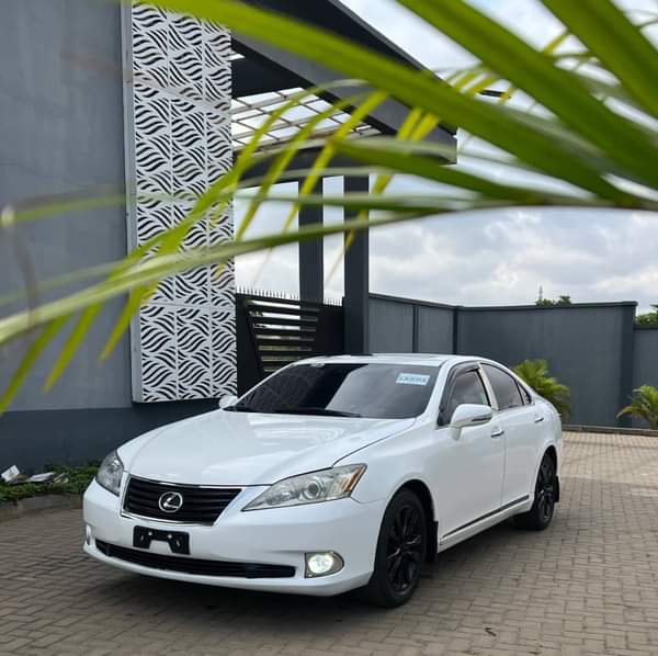 A picture of SUPER DEAL REGISTERED 2012 LEXUS ES350 ONLY ONE USER BLACKED