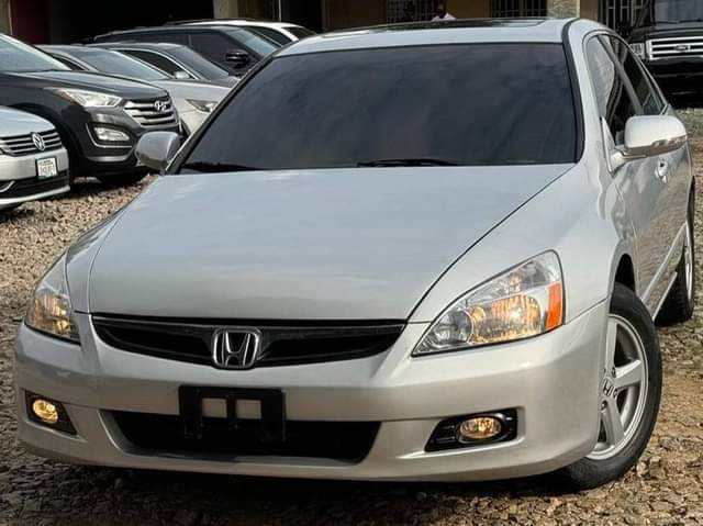A picture of Honda Accord EOD 2005 model price 2 0000 000 price