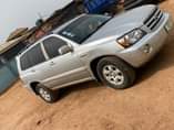 A picture of Toks standard 2004 model 3rows location is ibadan Everything working