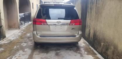 A picture of Toyota sienna 2005 xle