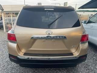 A picture of Foreign used Toyota Highlander 2011 model limited edition thumb start