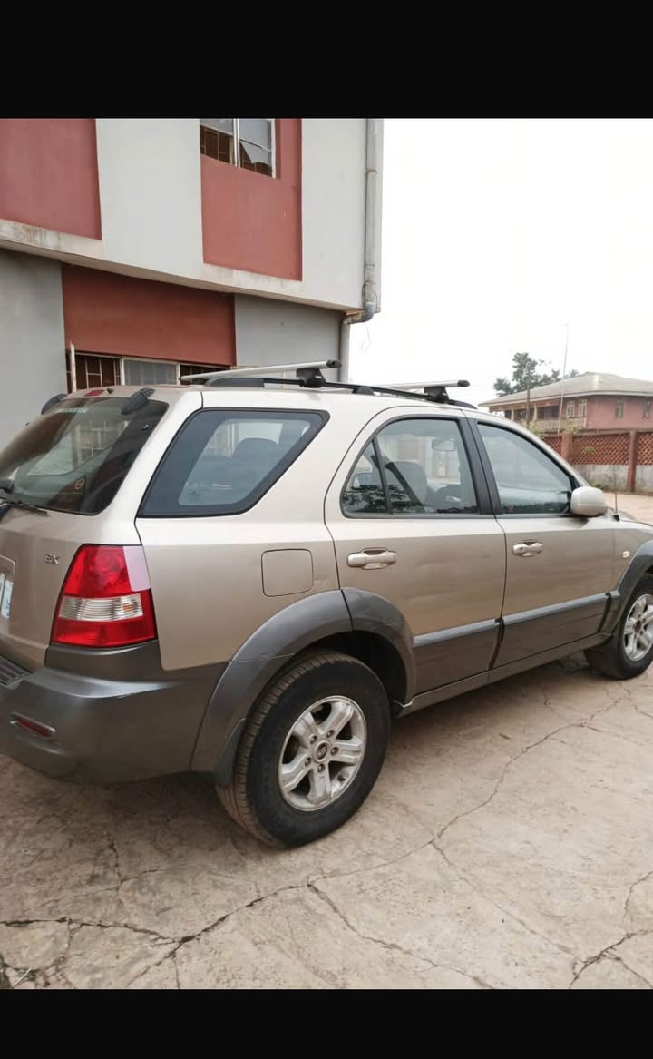A picture of kia sorento 2005