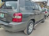 A picture of Awoof awoof Toyota Highlander year 2004 two rows painted going