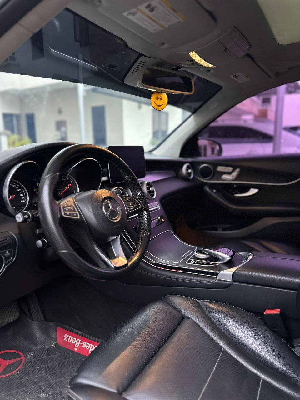 A picture of  2017 Mercedes Benz GLC300