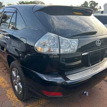 A picture of Toyota harrier in perfect condition from bond 2009 petrol