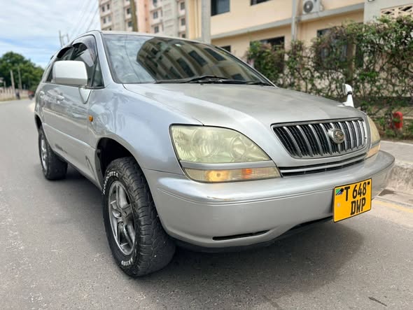 A picture of Toyota harrier old