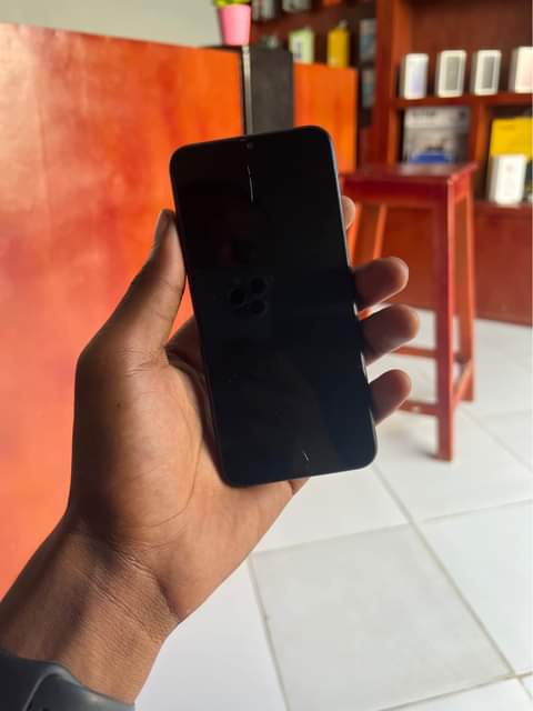 A picture of SAMSUNG A20e Small crek 110k Mteja serious anichk