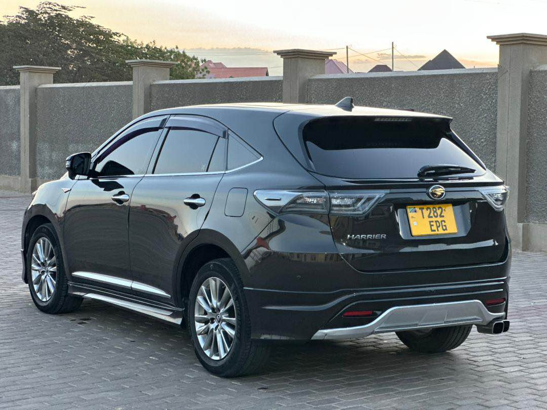 A picture of BADO IPO TOYOTA HARRIER NEW Year 2015 Cc 1986 Full