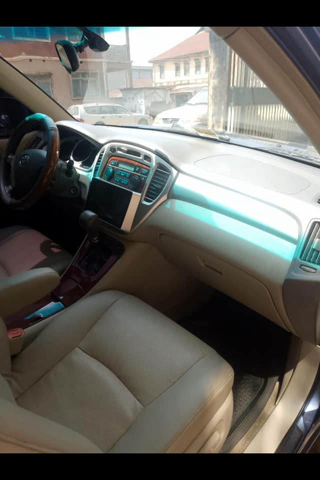 A picture of A Year Used First Body Limited 2006 Toyota Highlander with
