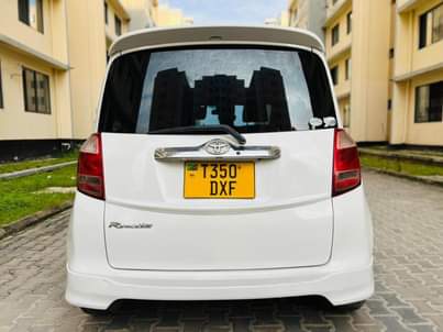 A picture of Toyota Ractis nauza