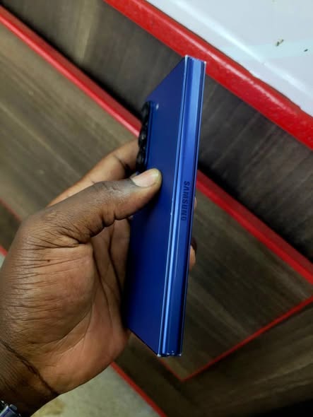 A picture of Samsung galaxy fold 6 5G 512gb 12gbram clear cameras Faulty
