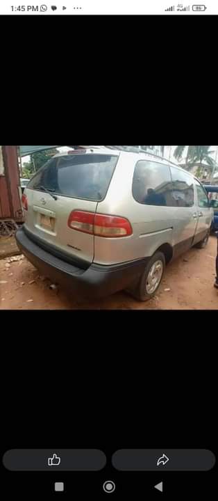 A picture of Toyota sienna 2002 model