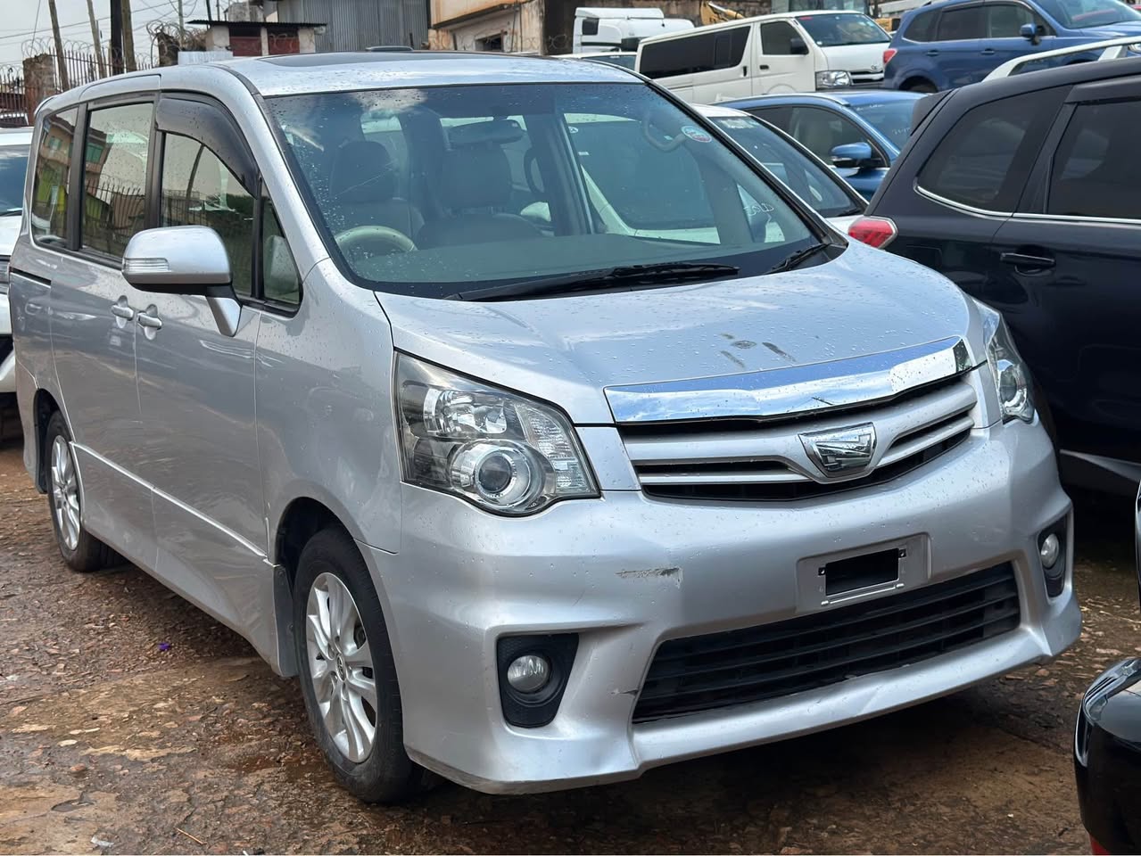 A picture of Toyota Noah 2012 model Si