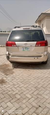 A picture of Toyota sienna 05 buy and fix clean body and interior
