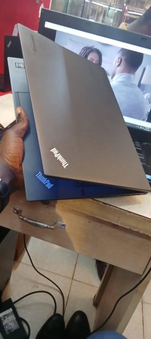 A picture of Lenovo X1 Carbon i5 with 4gb RAM 256gb SSD Touch