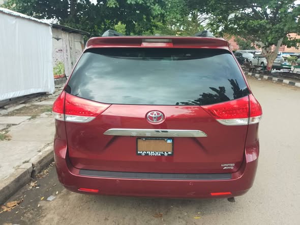 A picture of 2011 Toyota sienna tokumbo limited