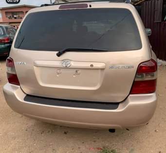 A picture of 2004 Toyota Hylander