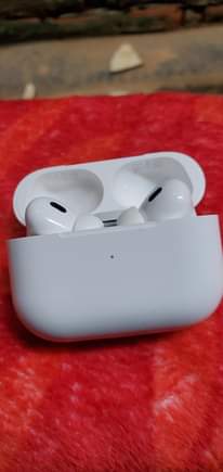 A picture of Original airpods pro UGX 200.000