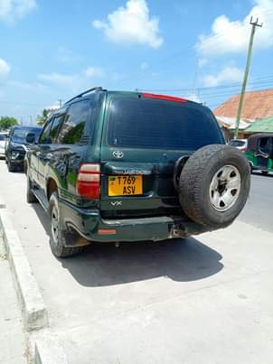 A picture of Land Cruiser VX Inauzwa Bei 17 8Milion Karibu SANA