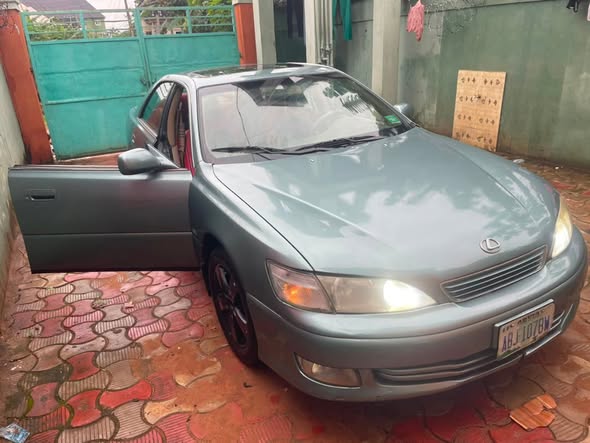 A picture of Lexus ES300