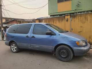 A picture of Toyota sienna 2000