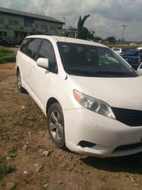 A picture of Toyota Sienna 2012