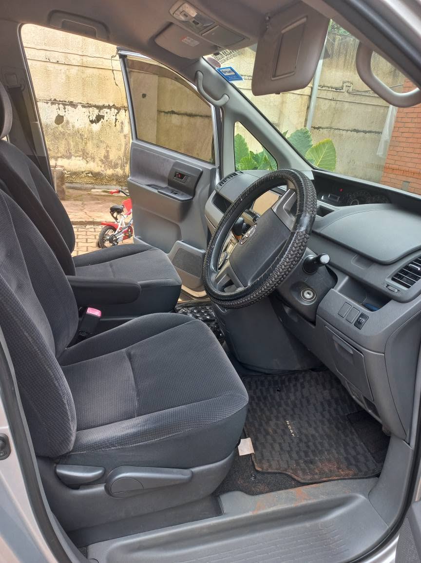 A picture of Toyota Noah 2010