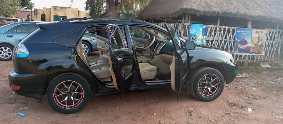 A picture of LEXUS RX330