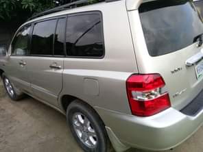 A picture of 2004 Toyota Highlander First Body First body no accidents or