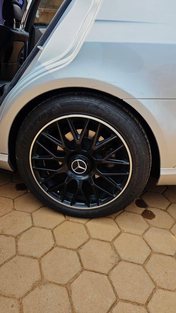A picture of Mercedes Benz E300 0700327795