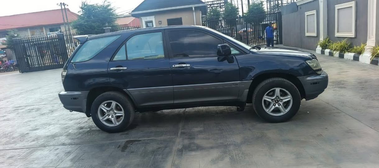 A picture of Lexus Rx 300