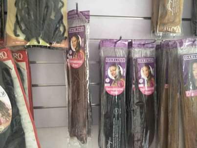 A picture of vimebaki ivyo rasta mashine ya kucha na vioo pamoja na